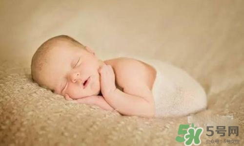 新生兒背上長了很多小紅疹怎么辦？新生兒長小紅疹怎么回事？