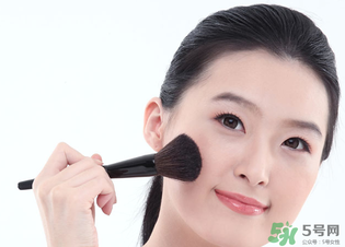 冬天化妝起皮怎么辦?冬天化妝臉干怎么辦? 冬天化妝起皮怎么辦?冬天化妝臉干怎么辦?