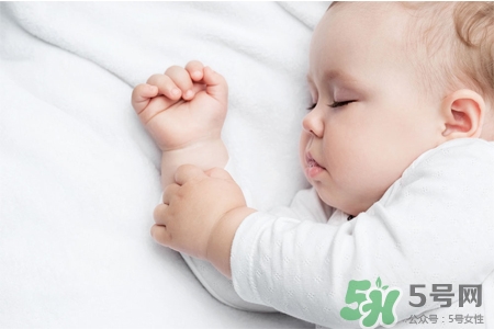 寶寶可以穿毛衣嗎？千萬(wàn)別給寶寶穿高領(lǐng)毛衣