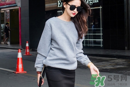 冬天衛衣里面穿什么？套頭衛衣里面還穿衣服么？