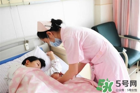 冬天哺乳穿什么？冬天哺乳期穿什么衣服喂奶好？