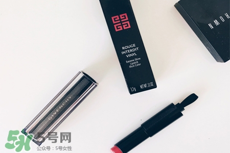紀梵希新禁忌之吻唇膏有幾個顏色?紀梵希禁忌之吻唇膏新舊區別 紀梵希新禁忌之吻唇膏有幾個顏色?紀梵希禁忌之吻唇膏新舊區別