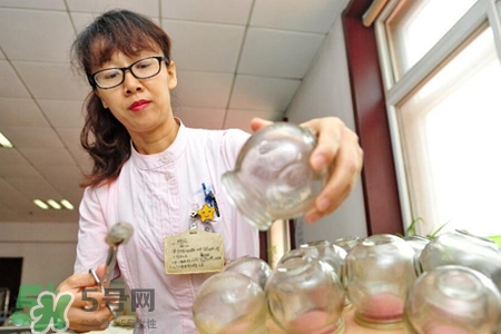 冬天拔罐好還是刮痧好？冬天刮痧和拔罐哪個效果好？