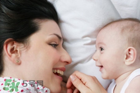 喂母乳乳房會下垂嗎？喂母乳會導(dǎo)致胸部下垂嗎？
