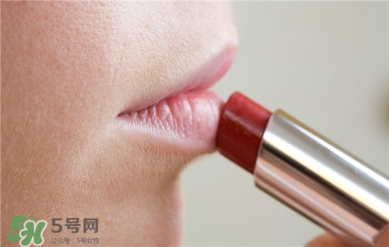 防曬唇膏要卸妝嗎？防曬唇膏晚上可以用嗎？