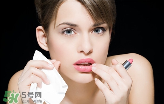 防曬唇膏要卸妝嗎？防曬唇膏晚上可以用嗎？