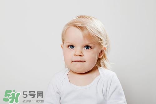 寶寶喜歡咬下嘴唇是怎么回事？寶寶喜歡咬下嘴唇怎么辦？