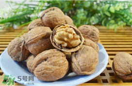 核桃皮發黑是怎么回事？核桃皮是黑色的能吃嗎？