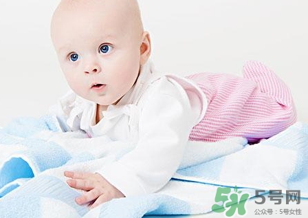 新生兒手指甲根部發紫是怎么回事?是什么原因?
