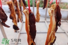 熏肉變黑了還能吃嗎？熏肉變黑是熏糊了嗎？