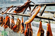 熏肉變黑了還能吃嗎？熏肉變黑是熏糊了嗎？