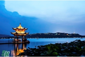 杭州春節(jié)穿什么衣服？過(guò)年春節(jié)去杭州穿什么？