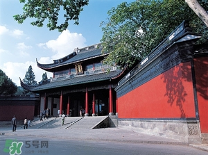 杭州春節(jié)穿什么衣服？過(guò)年春節(jié)去杭州穿什么？