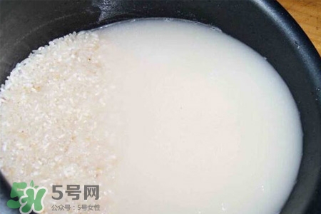 淘米水可以治白發嗎？淘米水洗頭發能治白發？