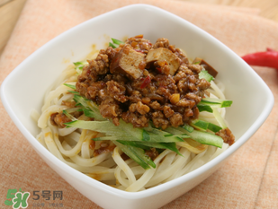 減肥可以吃炸醬面嗎？減肥期間吃炸醬面會胖嗎？