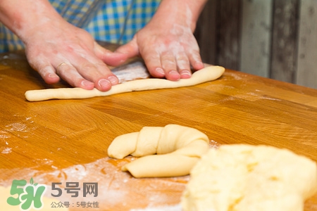 面團有氣泡怎么回事?發酵的面團怎么排氣