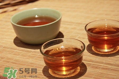 喝茶好還是白開水好？喝茶和喝白開水哪個好？