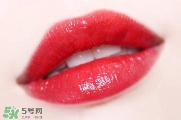 ysl鏡面唇釉和黑管唇釉哪個好？ysl鏡面唇釉和黑管唇釉區別