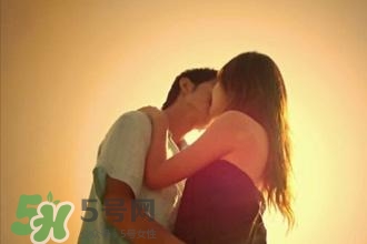男人接吻時在想什么？男人接吻為什么伸舌頭