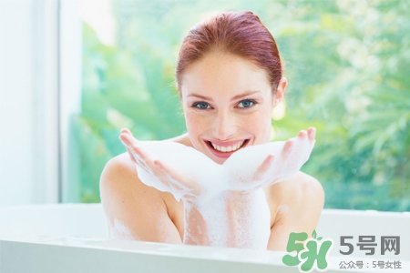 皮膚過敏能洗冷水澡嗎？過敏用冷水還是熱水洗澡？