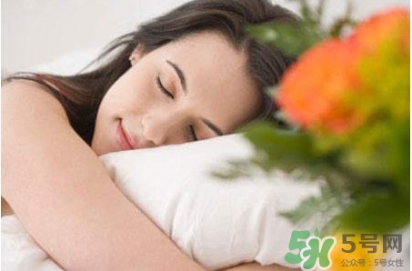 睡覺手腳發(fā)麻是怎么回事？睡覺手腳發(fā)麻是什么原因