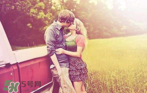 接吻時男生的手放哪里？接吻時男人的手摸哪里暴露性格