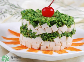 香椿拌豆腐怎么做好吃？香椿拌豆腐放什么油？
