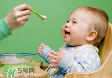 四個月的寶寶可以喝果汁嗎？寶寶四個月能喝果汁嗎？