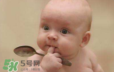 四個月的寶寶可以喝果汁嗎？寶寶四個月能喝果汁嗎？