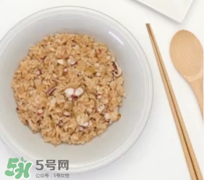 ?黃油魷魚炒飯怎么做？?黃油魷魚炒飯的做法