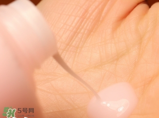 蘭嘉絲汀粉水和蘭蔻粉水哪個好？蘭嘉絲汀粉水和蘭蔻粉水對比