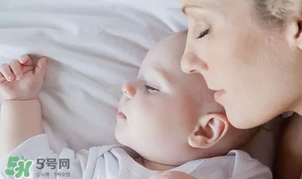 寶寶可以和爸爸媽媽一起睡嗎？寶寶出生后在哪睡覺(jué)好？