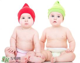 如何判斷新生兒已經(jīng)吃飽？新生兒吃飽了有什么表現(xiàn)？