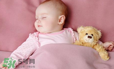 如何判斷新生兒已經(jīng)吃飽？新生兒吃飽了有什么表現(xiàn)？