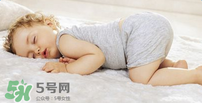 小孩開著燈睡覺好嗎？寶寶睡覺開著燈對身體有危害嗎？