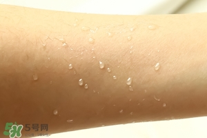 ajuste防曬噴霧哪個顏色好？ajuste防曬噴霧藍色綠色白色區別