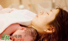 產(chǎn)后皮膚干燥起皮又很癢是怎么回事？生完小孩后皮膚特干怎么辦？