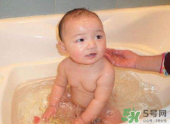夏天嬰兒洗澡水溫多少度合適？夏天嬰兒洗澡水溫需要多少度？