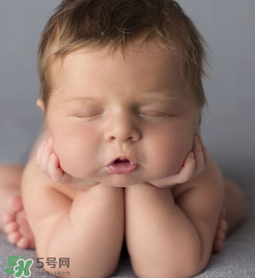嬰兒吃藥后多久可以吃奶？嬰兒吃藥后多久可以喝奶粉？