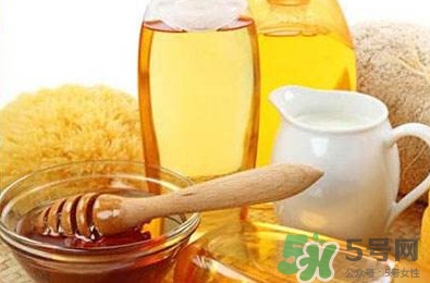 吃螃蟹可以喝蜂蜜水嗎？吃螃蟹能喝橙汁嗎？