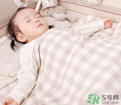 夏天寶寶發(fā)燒能開空調(diào)嗎？寶寶發(fā)燒能不能吹空調(diào)？