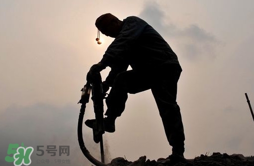 矽肺病和塵肺病哪個(gè)比較嚴(yán)重？矽肺病與塵肺病的區(qū)別