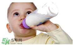 母乳寶寶要比喂奶粉的寶寶體質好嗎 母乳比奶粉營養嗎？