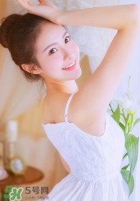 化完妝臉上出油是什么原因？化完妝臉上出油怎么辦？