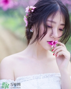化完妝臉上出油是什么原因？化完妝臉上出油怎么辦？