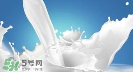 脫脂奶粉和全脂奶粉的區別 脫脂奶粉和全脂奶粉怎么選