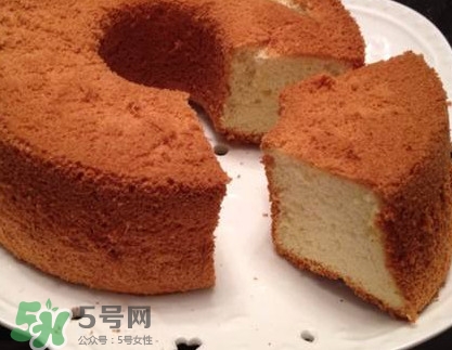 戚風(fēng)蛋糕為什么要倒扣？戚風(fēng)蛋糕倒扣方法