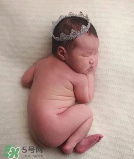 母乳喂養胸部一大一小怎么辦？母乳喂養會導致胸不對稱嗎？