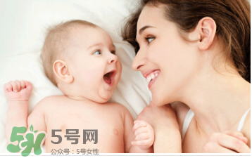 母乳喂養胸部一大一小怎么辦？母乳喂養會導致胸不對稱嗎？