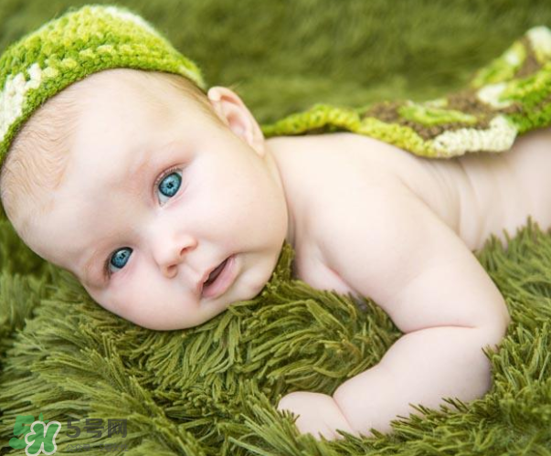 母乳喂養胸部一大一小怎么辦？母乳喂養會導致胸不對稱嗎？